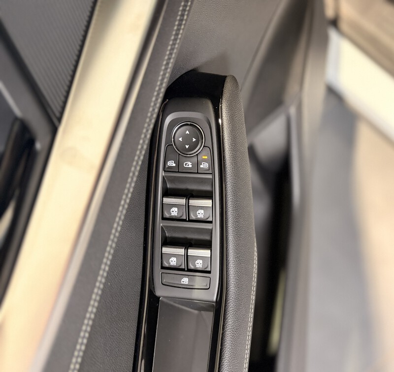 Fahrzeugabbildung Austral Techno Full Hybrid 200 PS Bild 37 von 50