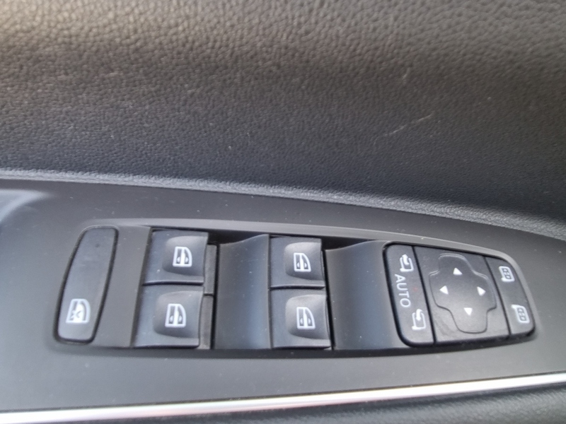 Fahrzeugabbildung Koleos TECHNO BLUE dCi 185 4WD Bild 13 von 14