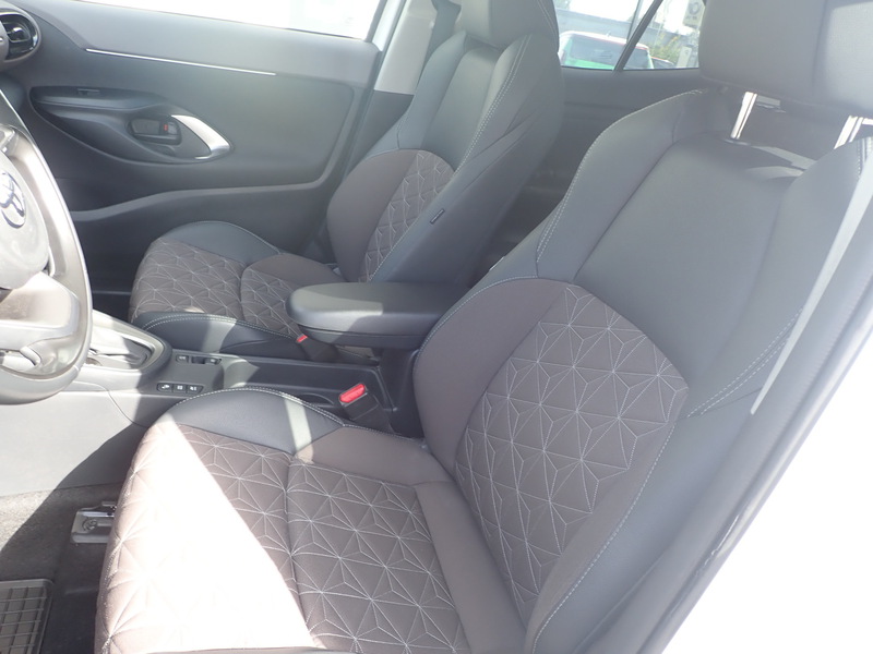 Fahrzeugabbildung Yaris Cross  1.5 Hybrid Elegant 4X2 Bild 18 von 20