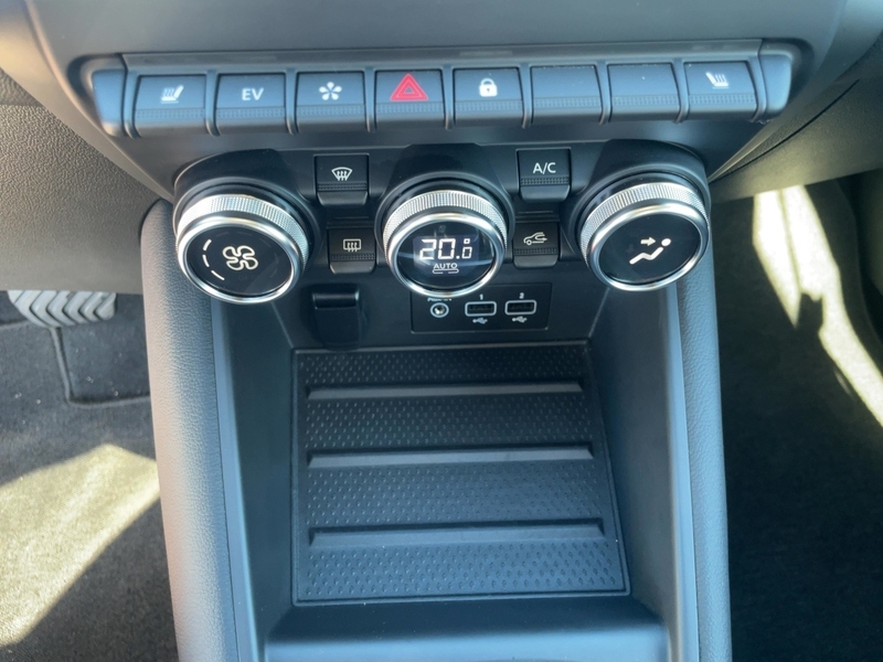 Fahrzeugabbildung Captur INTENS E-TECH PLUG-IN 160 +CARPLAY+GJR+KAM+SHZ+ Bild 13 von 15