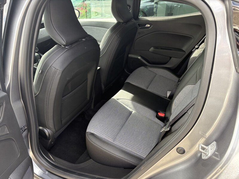 Fahrzeugabbildung Clio Full Hybrid 145 Techno Bild 9 von 10