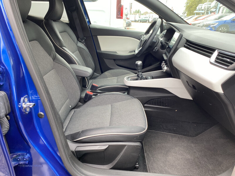 Fahrzeugabbildung Clio Scheckheft Navi Sitzheizung  Bild 11 von 20