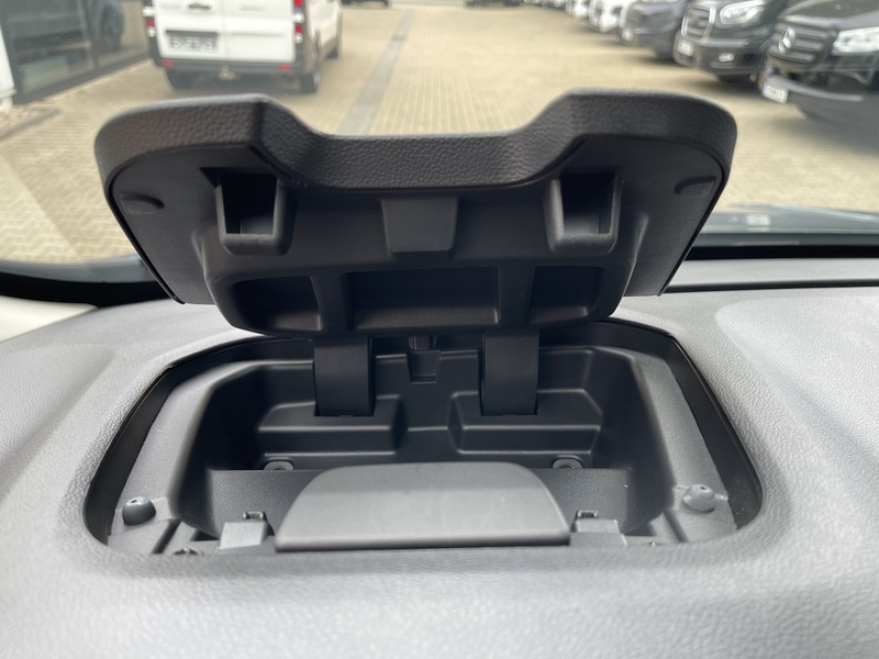 Fahrzeugabbildung Trafic Grand Combi Entry dCi 170 PS EDC Bild 39 von 41