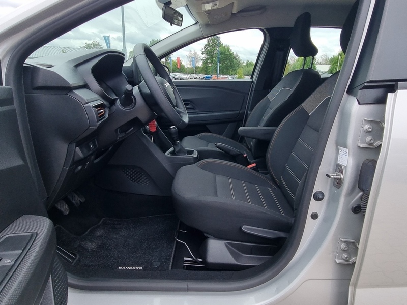 Fahrzeugabbildung Sandero Stepway Essential TCe 90 Bild 6 von 18