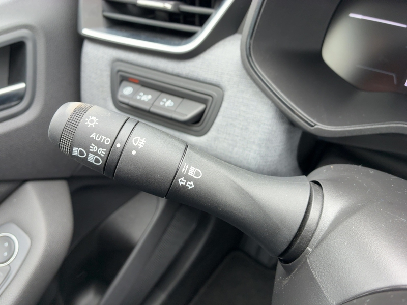 Fahrzeugabbildung Clio Allwetter+PDC+Carplay Bild 28 von 50