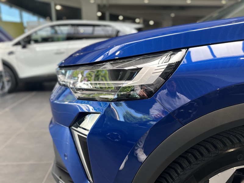 Fahrzeugabbildung Captur Techno 140 PS Mild Hybrid Bild 4 von 50
