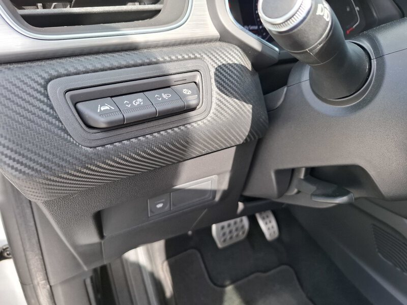 Fahrzeugabbildung Captur R.S. LINE TCe 140 EDC Bild 37 von 45