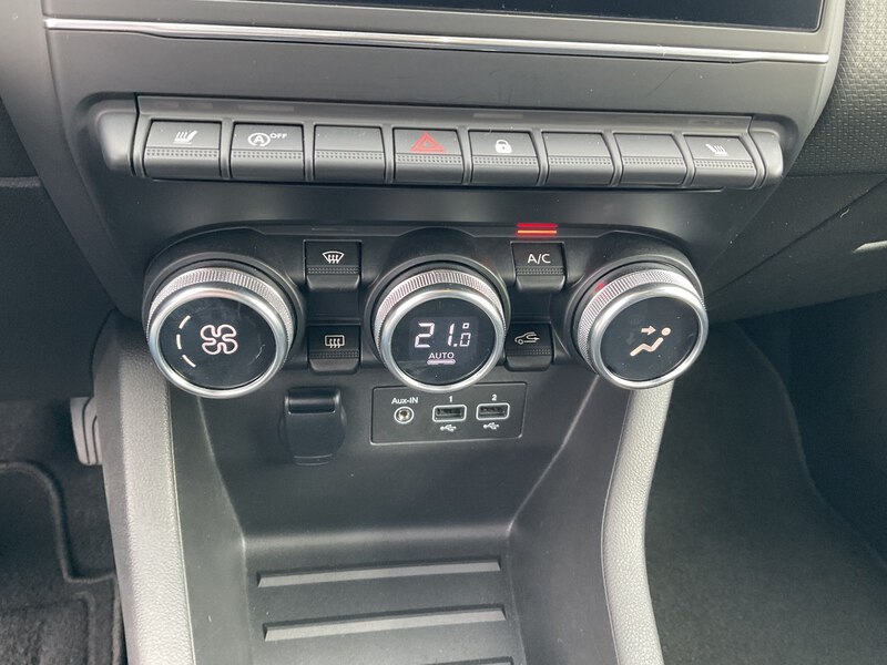Fahrzeugabbildung Clio *Navi* PDC* Bild 16 von 18