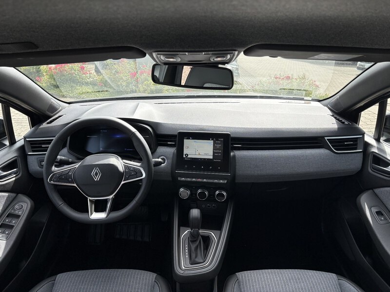 Fahrzeugabbildung Clio Full Hybrid 145 Techno Bild 6 von 10