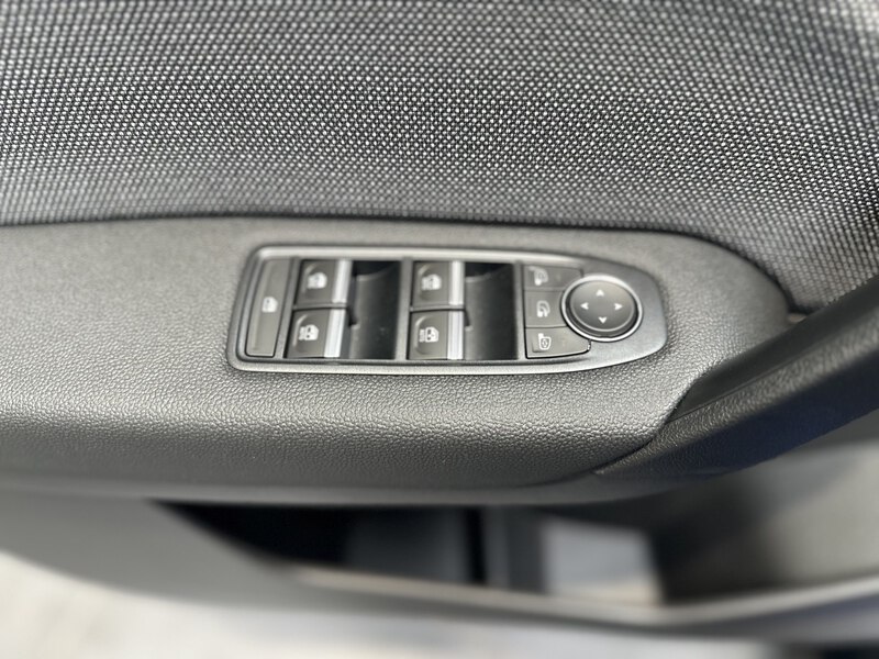 Fahrzeugabbildung Captur Techno 140 PS Mild Hybrid Bild 30 von 50