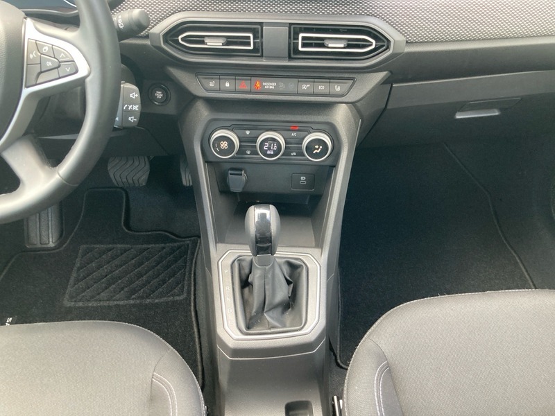 Fahrzeugabbildung Sandero *Sicherheitspaket/SHZ Bild 10 von 17