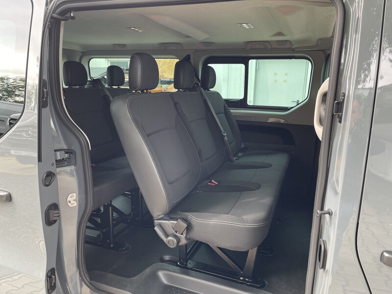 Fahrzeugabbildung Trafic Grand Combi Entry dCi 170 PS EDC Bild 13 von 41