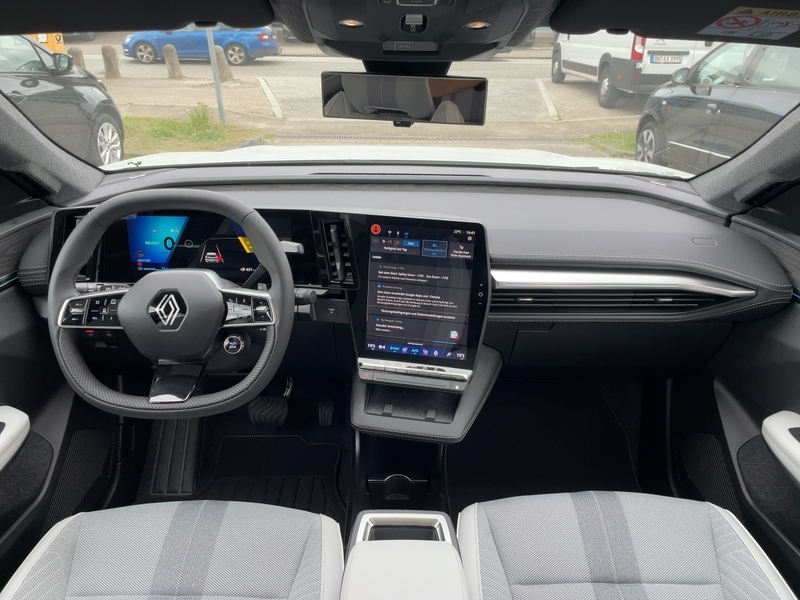 Fahrzeugabbildung Scenic E-Tech 100% ele Iconic 220 Long Range Bild 9 von 15