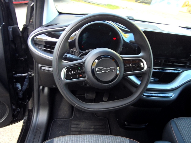 Fahrzeugabbildung 500e Icon Carplay Klimaautomatik Bild 16 von 18