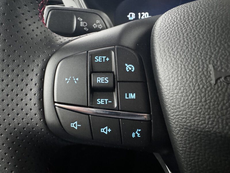 Fahrzeugabbildung Kuga 1.5 EcoBoost ST-Line Allwetterreifen Bild 33 von 40
