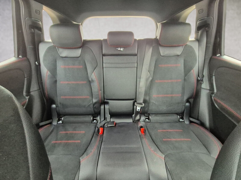 Mercedes-Benz GLB 220