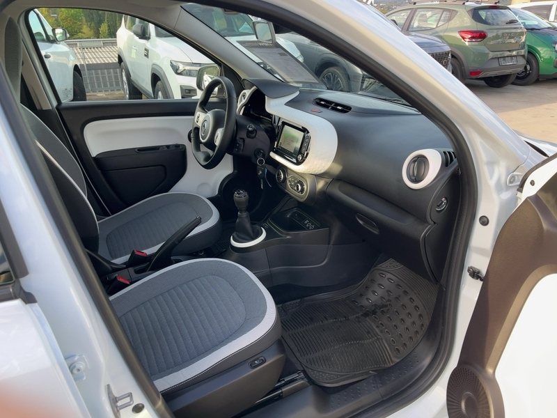 Fahrzeugabbildung Twingo SHZ Kamera Navi Bild 10 von 16