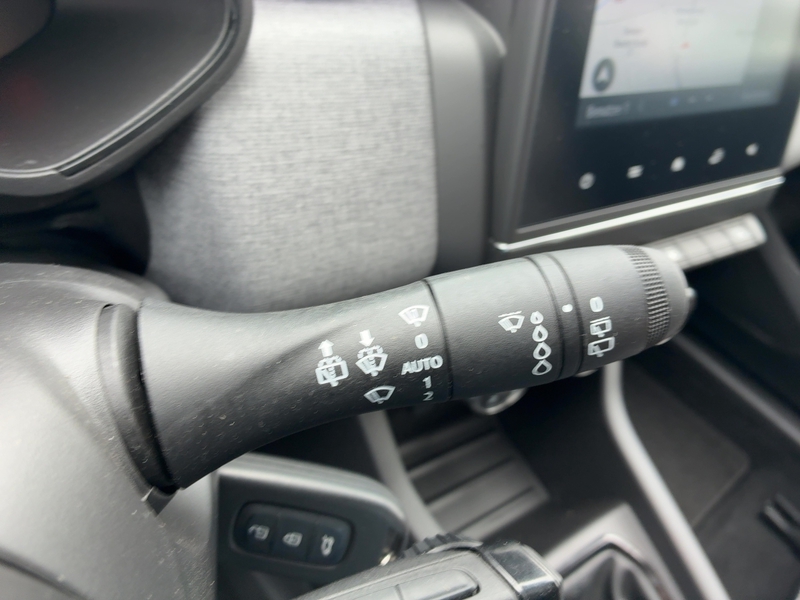 Fahrzeugabbildung Clio Allwetter+PDC+Carplay Bild 29 von 50