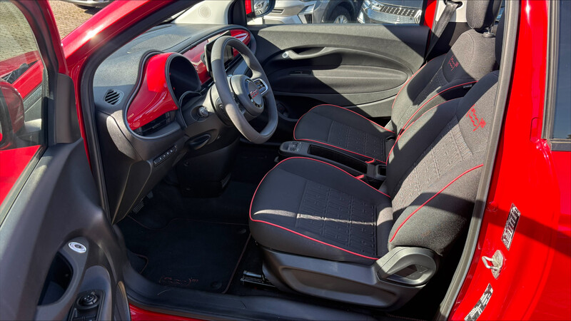 Fahrzeugabbildung 500C  Elektro Cabrio MJ22 RED Navi Klimaautomatik  Bild 13 von 20