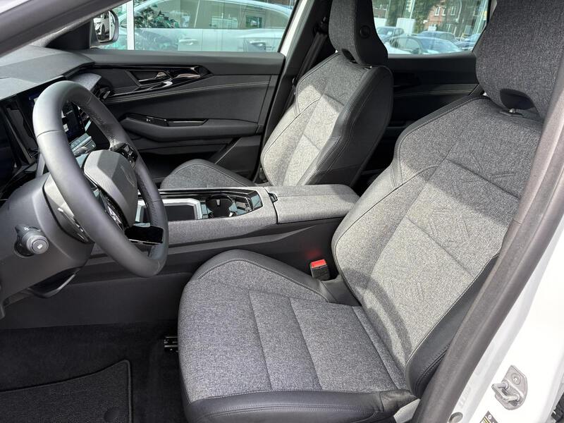 Fahrzeugabbildung Austral Evolution Full Hybrid 200 Bild 7 von 11