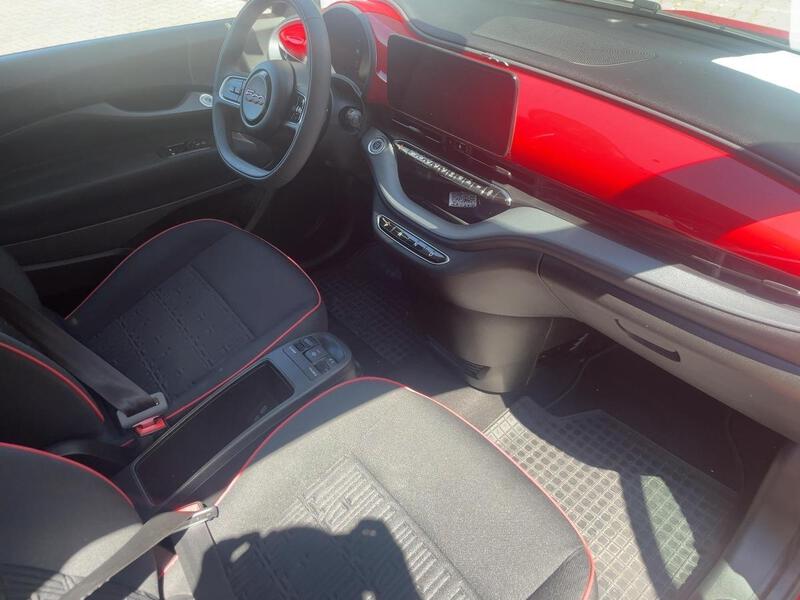 Fahrzeugabbildung 500 Elektro MJ22 RED Navi Klimaautomatik PDC  Bild 7 von 16