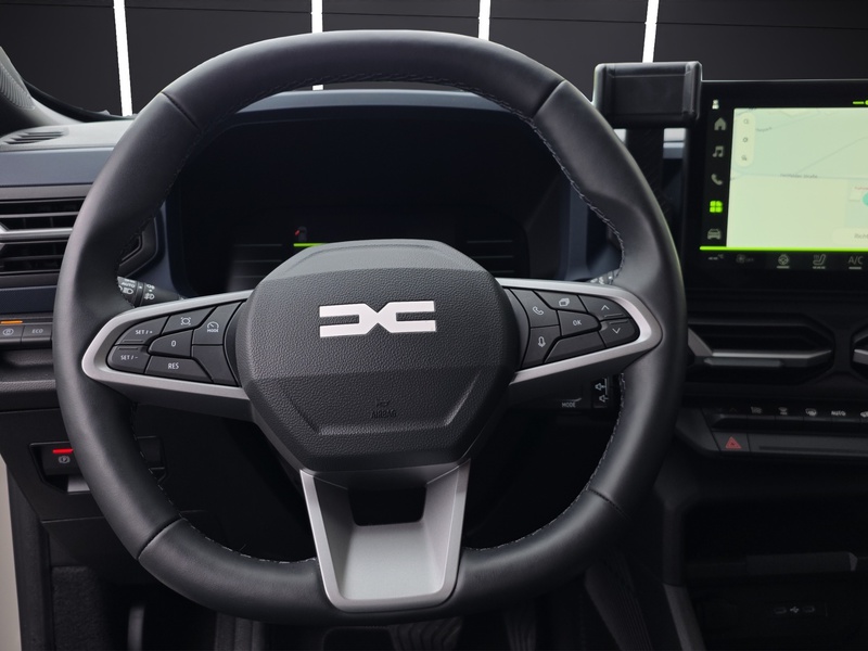 Fahrzeugabbildung Duster Navi Sitzheizung Rückfahrkamera Automatik Bild 14 von 15