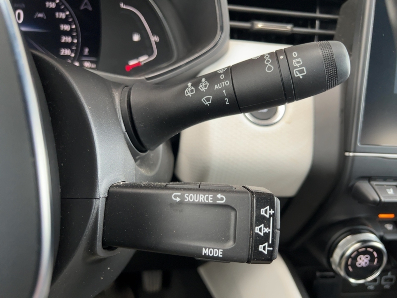 Fahrzeugabbildung Clio Apple CarPlay Rückfahrkamera Bild 19 von 23