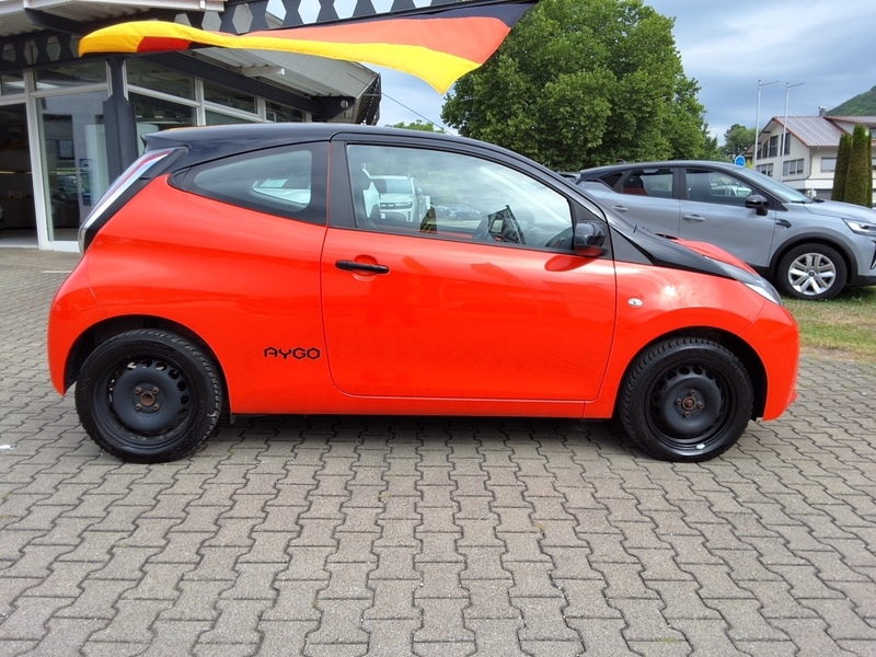 Fahrzeugabbildung Aygo LED/KLIMA/RÜCKFAHRKAMERA/ Bild 6 von 14