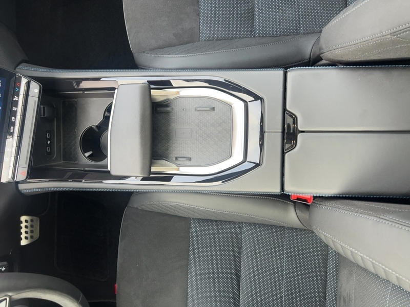 Fahrzeugabbildung Rafale 1.2 E-TECH Hybrid 200 Esprit Alpine Bild 14 von 30