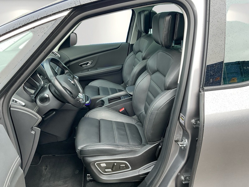 Fahrzeugabbildung Grand Scenic Scenic IV 1.7 BLUE dCi 150 Grand BOSE Bild 8 von 17