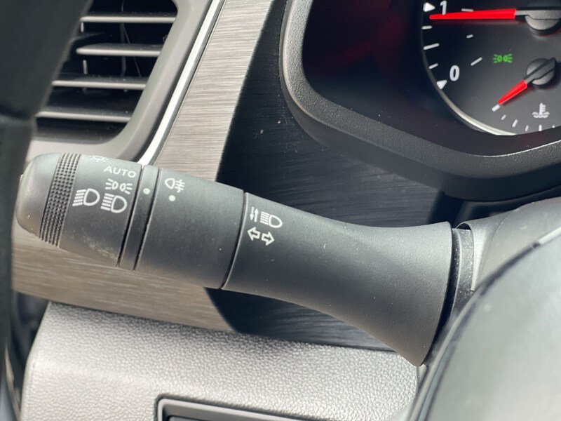Fahrzeugabbildung Trafic Grand Combi Entry dCi 170 PS EDC Bild 34 von 41