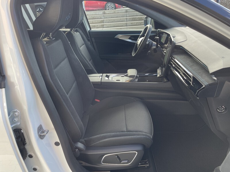 Fahrzeugabbildung Austral Esprit Alpine Full Hybrid E-Tech 200 Bild 29 von 42