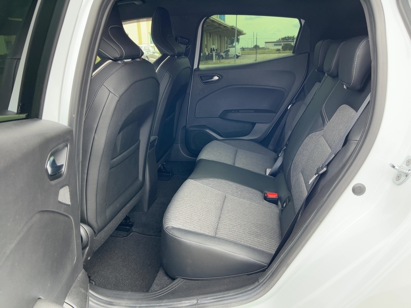 Fahrzeugabbildung Clio INTENS E-TECH 140 Bild 7 von 16