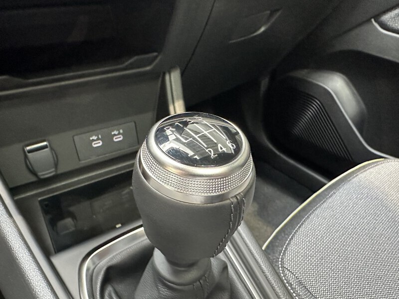 Fahrzeugabbildung Captur Techno 140 PS Mild Hybrid Bild 46 von 50