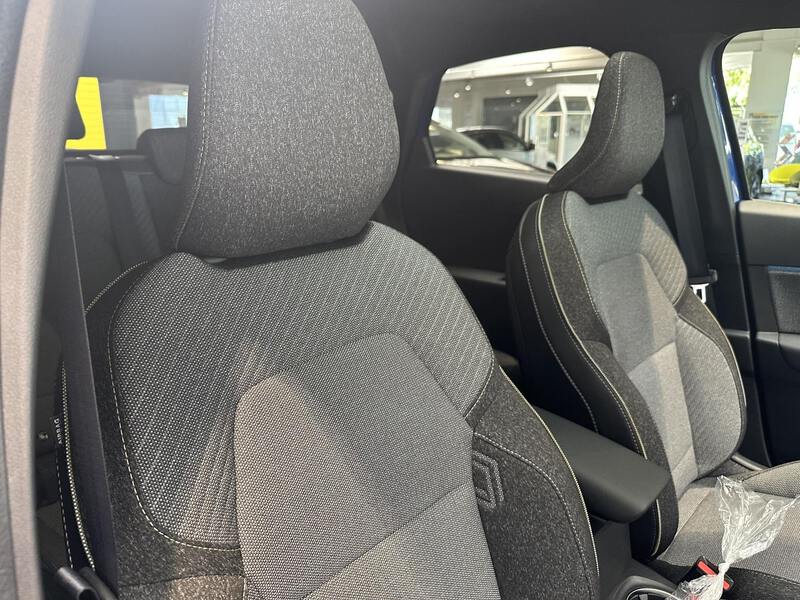 Fahrzeugabbildung Captur Techno 140 PS Mild Hybrid Bild 13 von 50