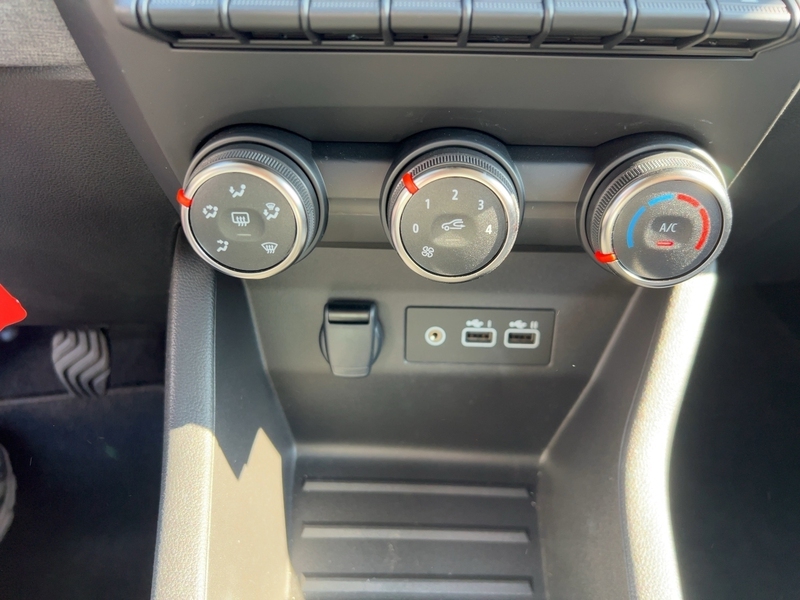 Fahrzeugabbildung Clio Apple CarPlay PDC KLIMA BT Bild 14 von 20