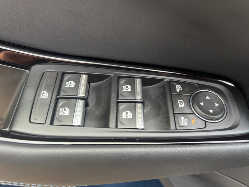 Fahrzeugabbildung Rafale 1.2 E-TECH Hybrid 200 Esprit Alpine Bild 15 von 30