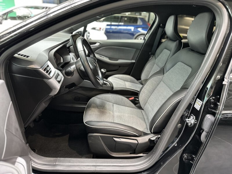 Fahrzeugabbildung Clio LUTECIA TCe 90 Bild 32 von 50