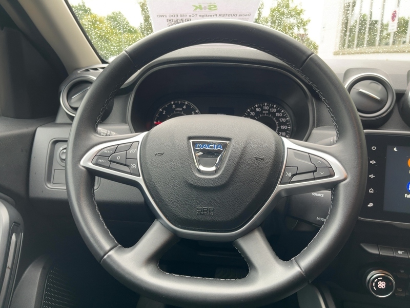 Fahrzeugabbildung Duster Prestige TCe 150 EDC 2WD+AHK+GJR+NAVI+SHZG+KAM+ Bild 9 von 15
