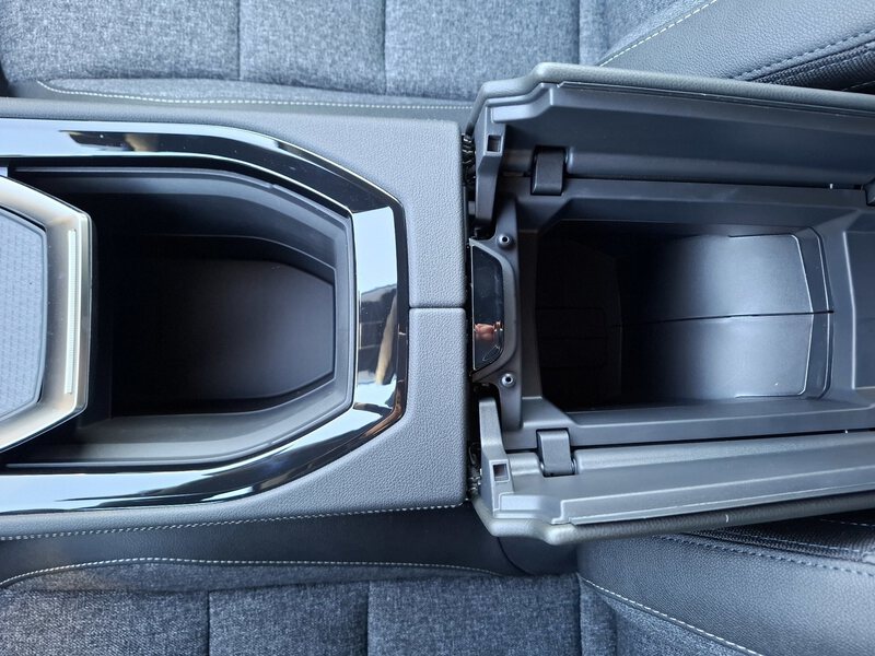Fahrzeugabbildung Austral Techno Full Hybrid E-Tech 200 Bild 29 von 44