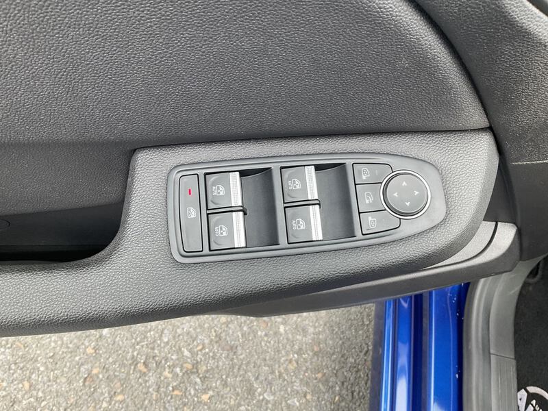 Fahrzeugabbildung Clio *Navi* PDC* Bild 9 von 18