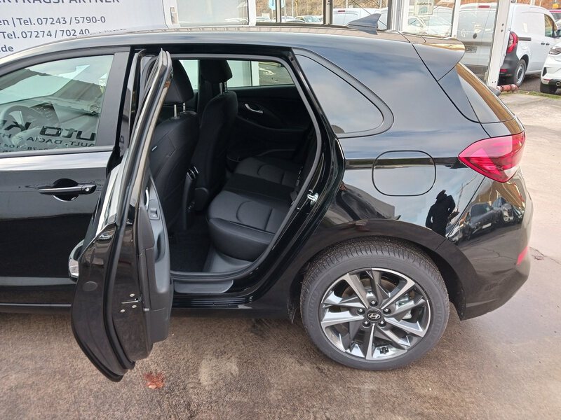 Fahrzeugabbildung i30 Advantage 48V-Mild-Hybrid 2WD DCT Bild 11 von 30