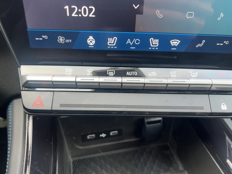Fahrzeugabbildung Rafale 1.2 E-TECH Hybrid 200 Esprit Alpine Bild 13 von 30