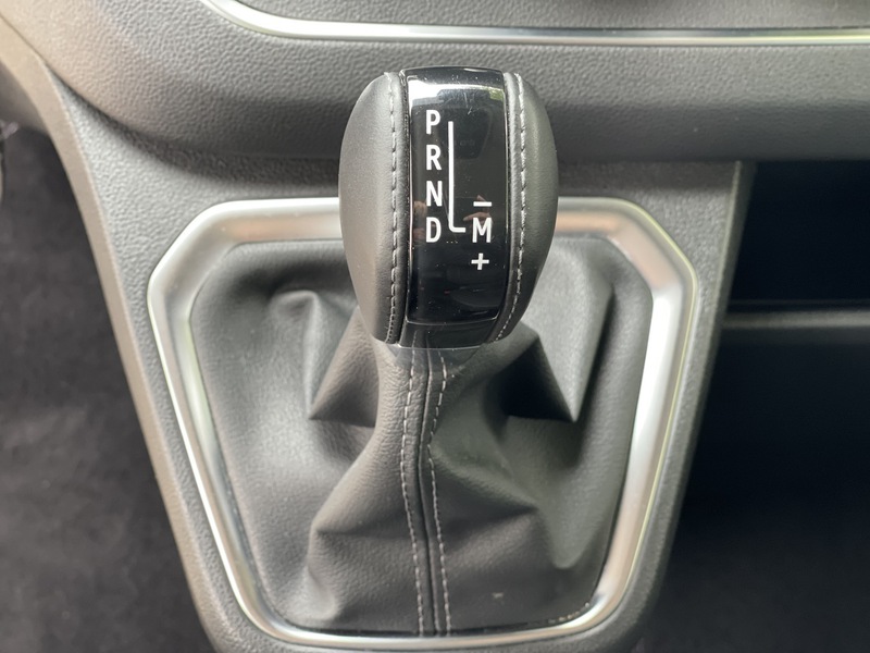 Fahrzeugabbildung Trafic Grand Combi Entry dCi 170 PS EDC Bild 36 von 41