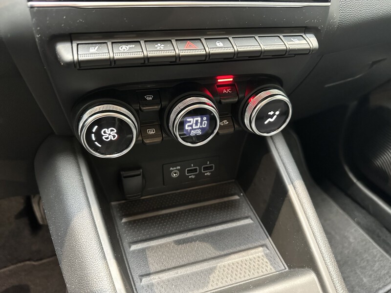 Fahrzeugabbildung Captur INTENS TCe 140 EDC Bild 46 von 50