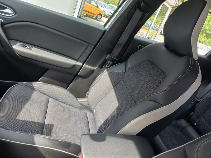 Fahrzeugabbildung Captur Intens TCe 155 EDC Start&Stop *AUTOMATIK* Bild 29 von 30