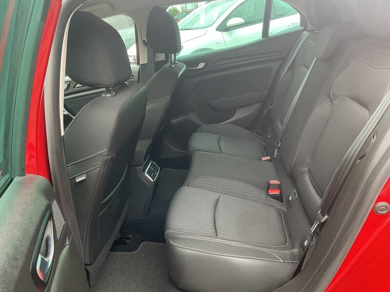 Fahrzeugabbildung Megane Limited 1.3 TCe 115 Bild 14 von 16