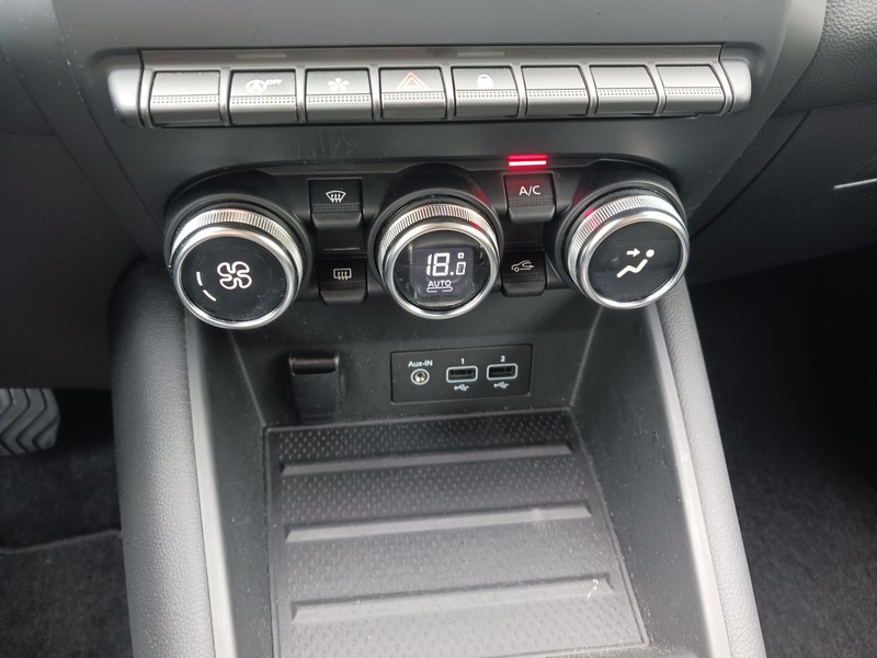 Fahrzeugabbildung Captur Intens Mild-Hybrid TCe 140 EDC Start&Stop Bild 24 von 27