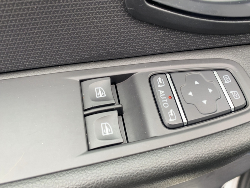 Fahrzeugabbildung Clio LIMITED ENERGY TCe 90 Bild 13 von 21