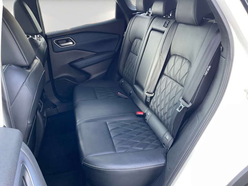 Fahrzeugabbildung Qashqai 1.3 DIG-T Tekna+ 4x4/Massage/Head-Up/LED Bild 7 von 17